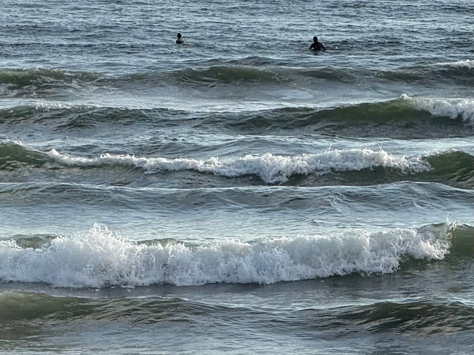 波が寄せる海面